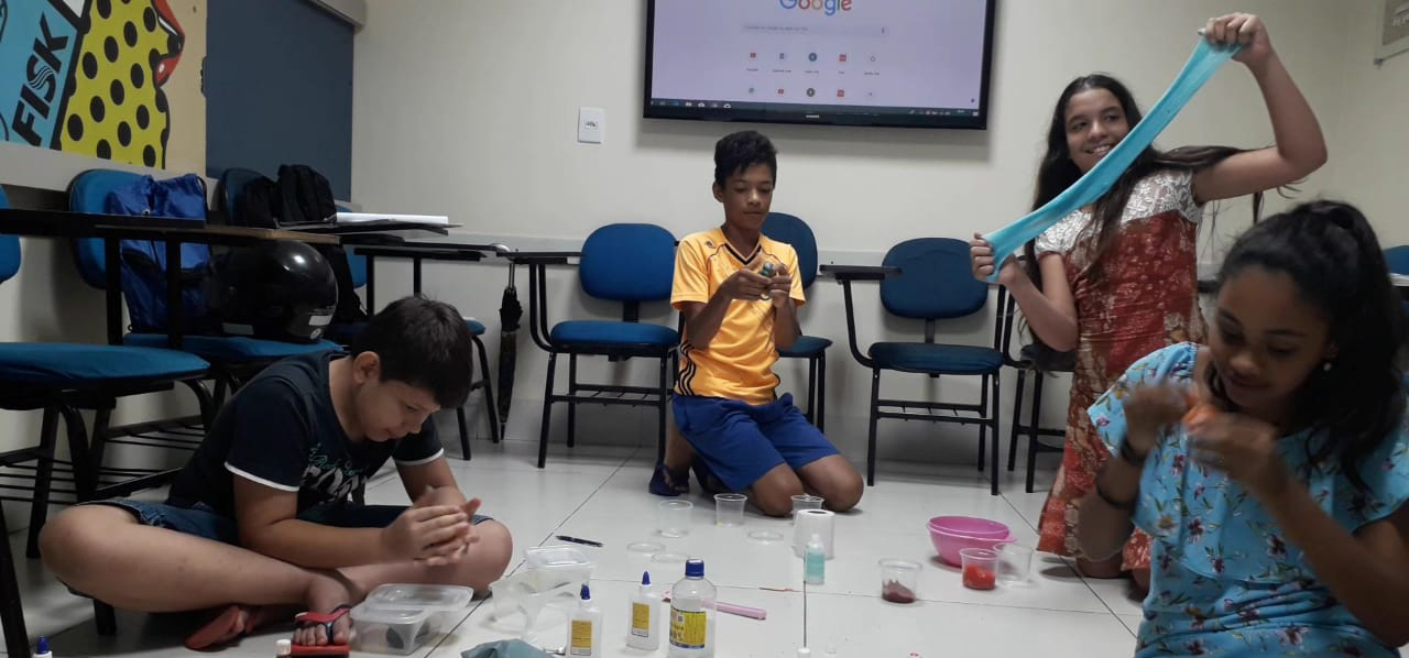 Fisk Itapuranga/GO - Aprendendo cores com "slime"